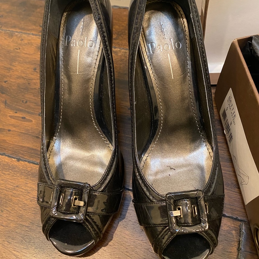 Peep toe pumps